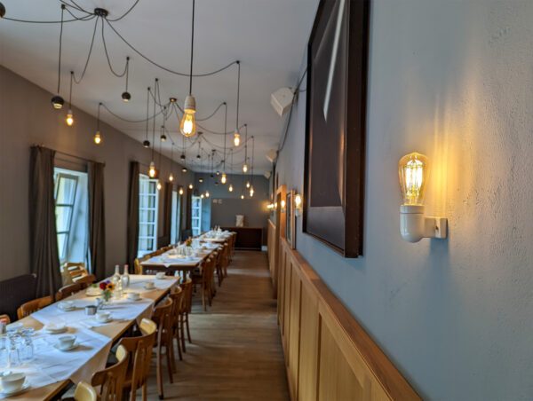 Wandfassung aus glasiertem Porzellan, 90° abgewinkelt im Esszimmer