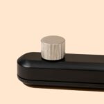 Nahaufnahme für Relight Moment Universaldimmer, schwarz, mit Drehregler aus Messing, vernickelt