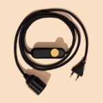 Relight In Control - Plug-In Textilkabel-Leuchte mit Relight Moment Schnurdimmer Schwarz-Satin Brass und Lampenfassung aus Bakelit