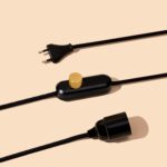 Relight In Control - Plug-In Textilkabel-Leuchte mit Relight Moment Schnurdimmer Schwarz-Satin Brass und Lampenfassung aus Bakelit 2