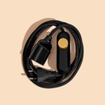 Relight In Control - Plug-In Textilkabel-Leuchte mit Relight Moment Schnurdimmer Schwarz-Satin Brass und Lampenfassung aus Bakelit 3