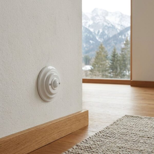 Lightstock Retro Bewegungsmelder aus weißem Porzellan für innen an Putzwand über Eichen-Sockelleiste