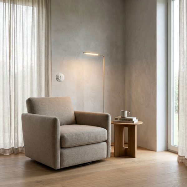 Lightstock Retro Wechselschalter aus weißem Porzellan im Wohnzimmer neben Sessel und Stehleuchte