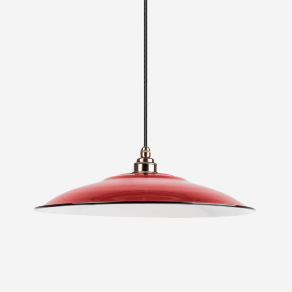 Industrielampe, flacher Lampenschirm aus emailliertem Stahlblech Rot mit Textilkabel Schwarz und Fassung Old English