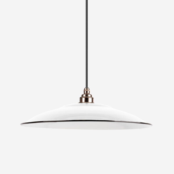 Industrielampe, flacher Lampenschirm aus emailliertem Stahlblech Weiß mit Textilkabel Schwarz und Fassung Old English