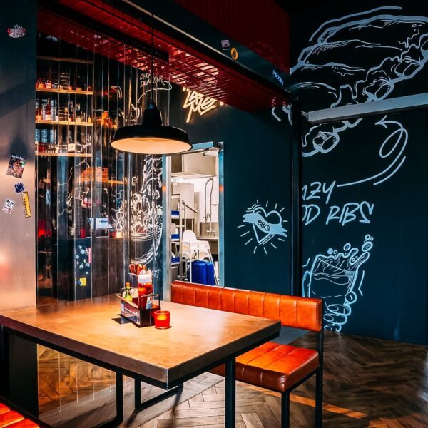 Stehtisch mit Industrielampe